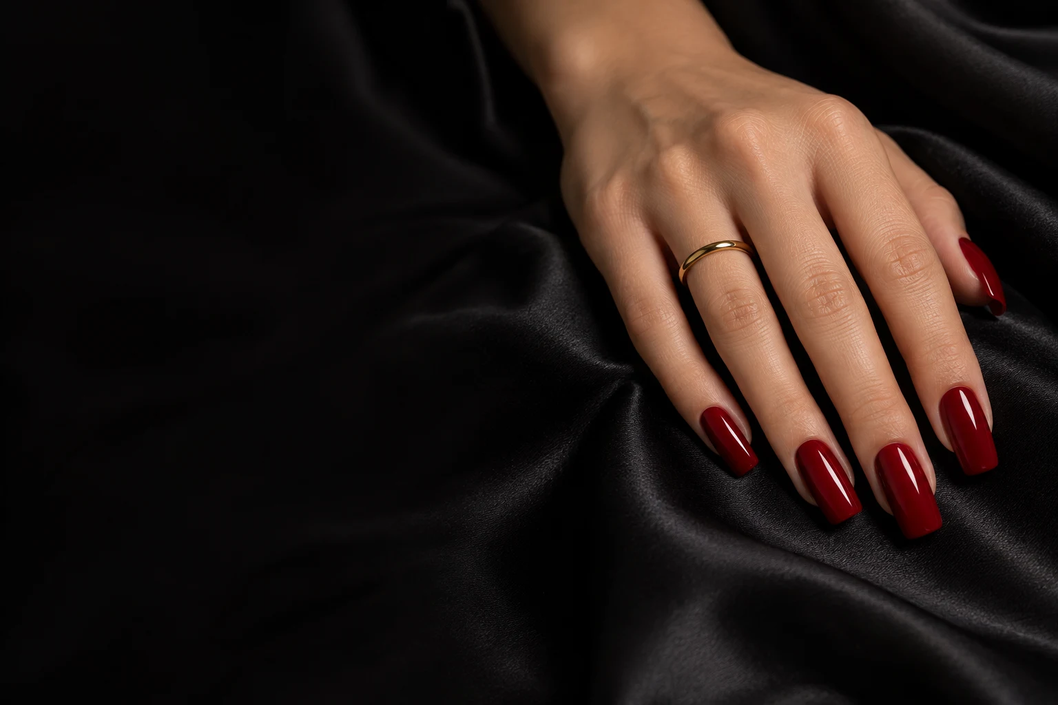 Fotografia demonstrativa gerada de unhas vermelhas sobre cetim preto